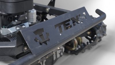 Tenk T-110 Maxi Beast - detalj prednjeg branika sa TENK logom